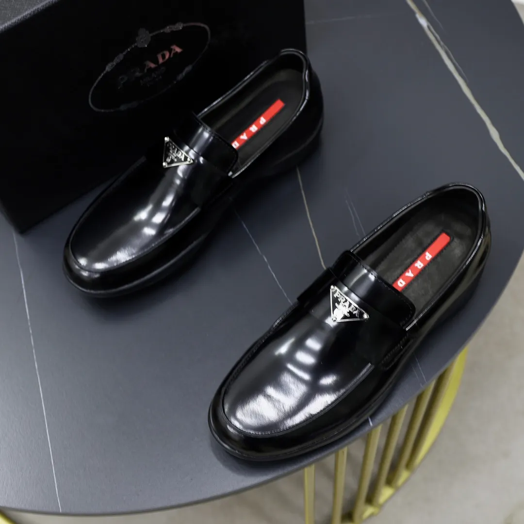 Men's shoes💰600💰Top original order Brand: PRADA (Prada) Standard code: Men's code 38/44 (45 can be customized) Grade: Same as the official website Material: Original cowhide surface, cowhide lining, original wear-resistant soft outsole Style category: Business casual slip-on shoes, young fashion, European and American trends, British style Color: actual picture color